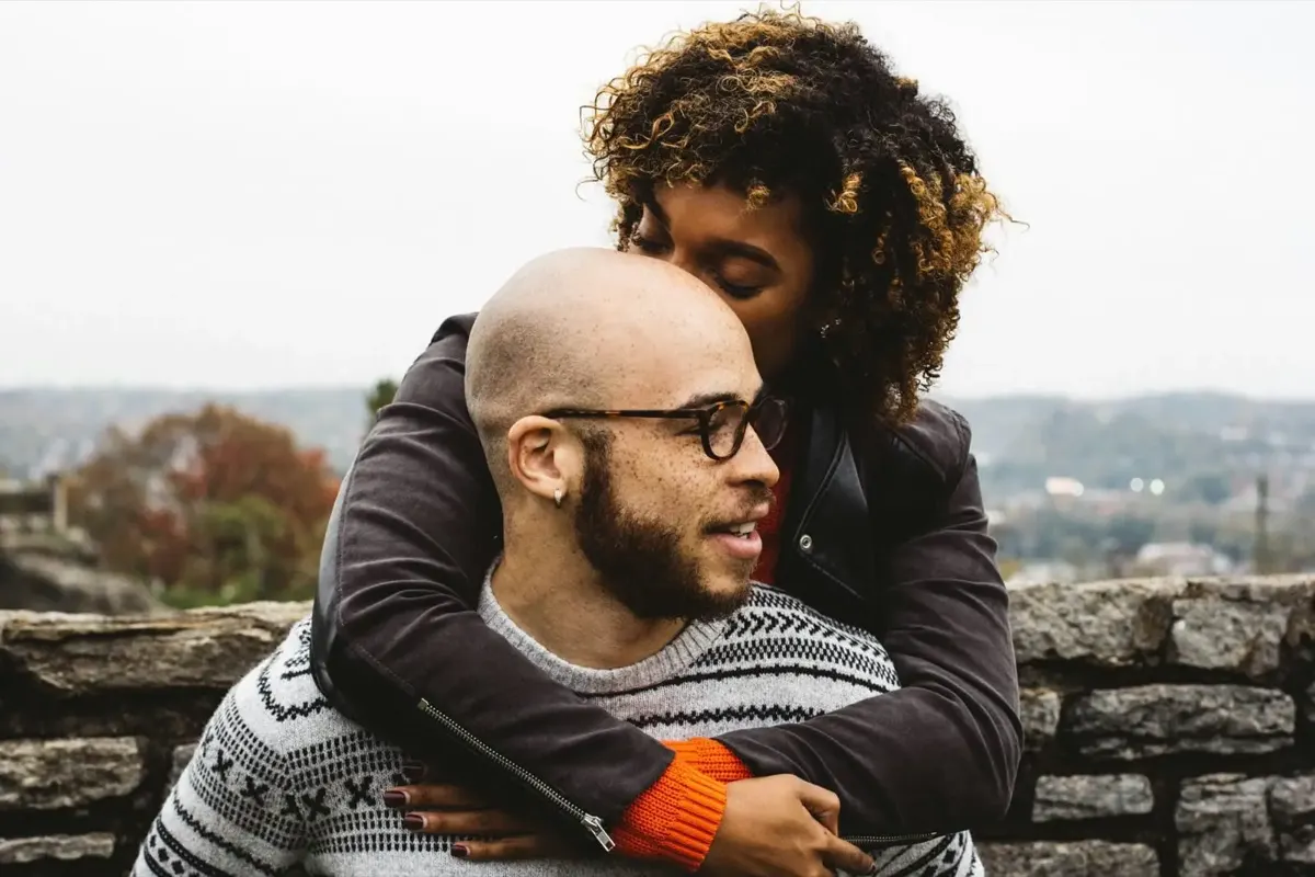 Couple en discussion, illustration du traumatisme relationnel