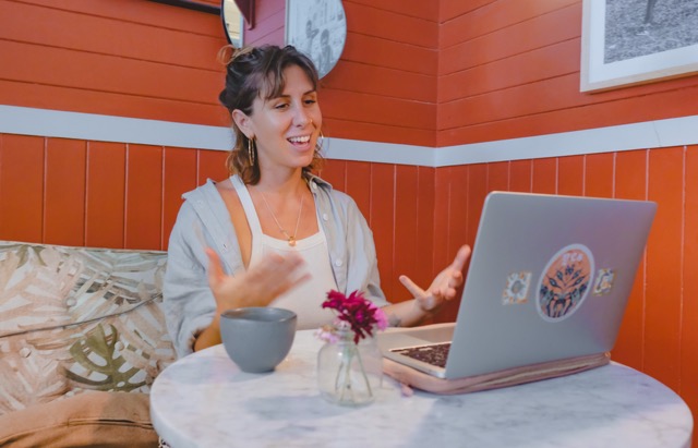 Bénédicte Donet en téléconsultation, souriante devant son ordinateur
