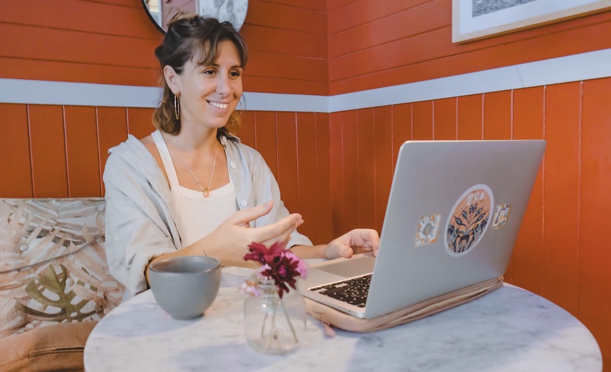 Bénédicte Donet during an online psychotherapy session in front of her computer